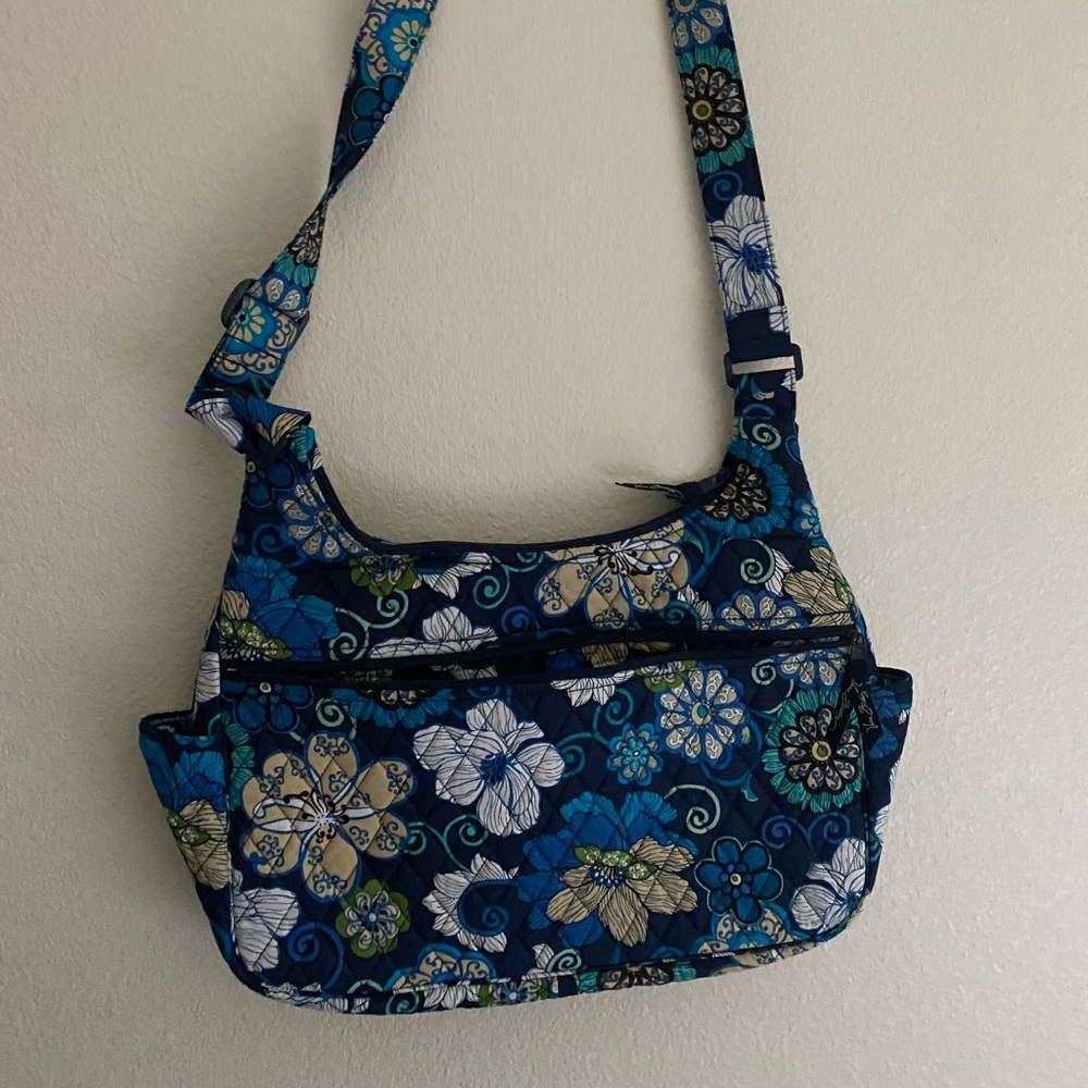 Vera Bradley NWT Cargo Sling Bag Mod Floral Blue 12"H x 15"W x 5.5"  25"